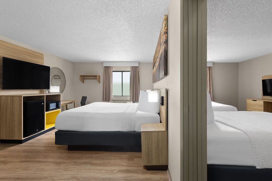 Days Inn by Wyndham Carthage — Guest room