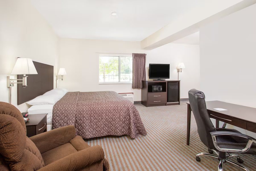 Days Inn by Wyndham Cedar Falls University Plaza — Guest room
