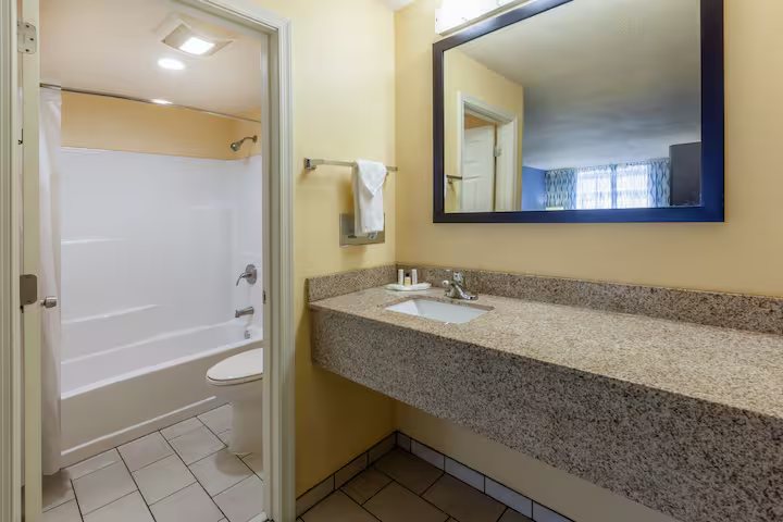 Days Inn by Wyndham Charleston WV — Bathroom