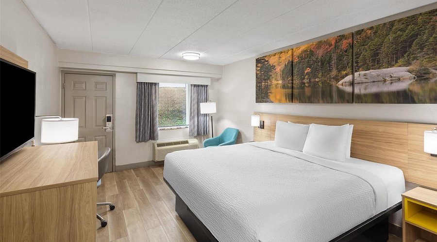 Days Inn by Wyndham Charleston WV — Guest room