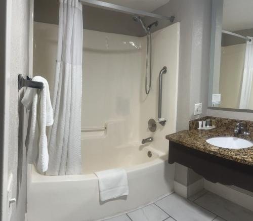 Days Inn by Wyndham Charlotte Northlake — Bathroom