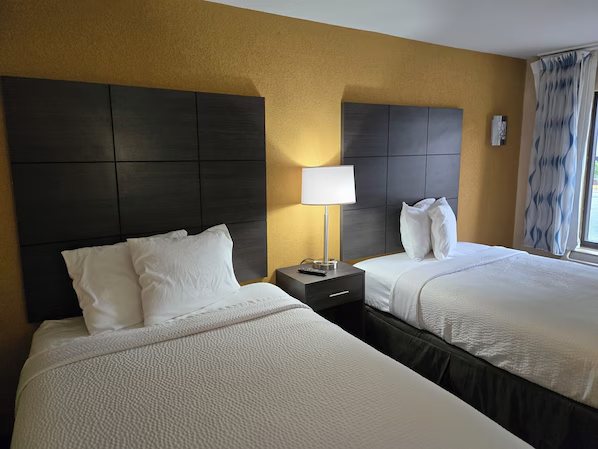 Days Inn by Wyndham Charlotte Northlake — Guest room