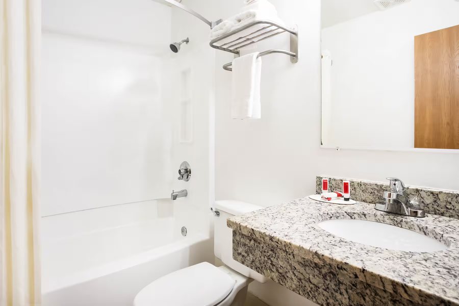 Days Inn by Wyndham Chester — Bathroom