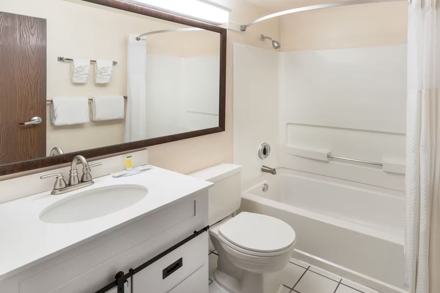 Days Inn by Wyndham Cheyenne — Bathroom