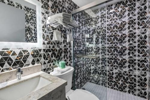 Days Inn By Wyndham Chinatown New York City New York — Bathroom