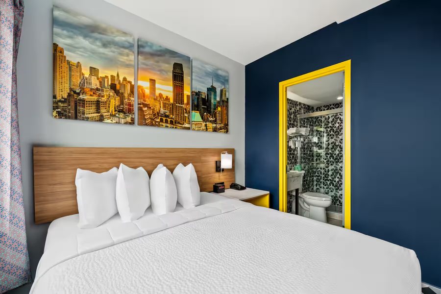 Days Inn By Wyndham Chinatown New York City New York — Guest room