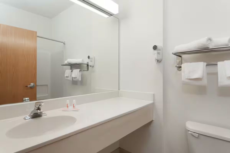 Days Inn by Wyndham Christiansburg — Bathroom