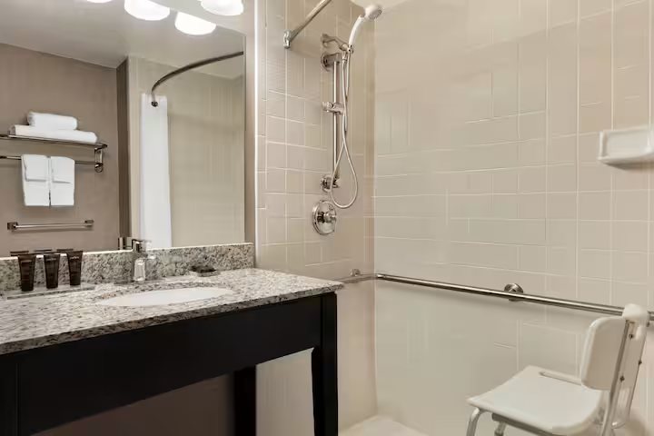 Days Inn by Wyndham Cincinnati East — Bathroom