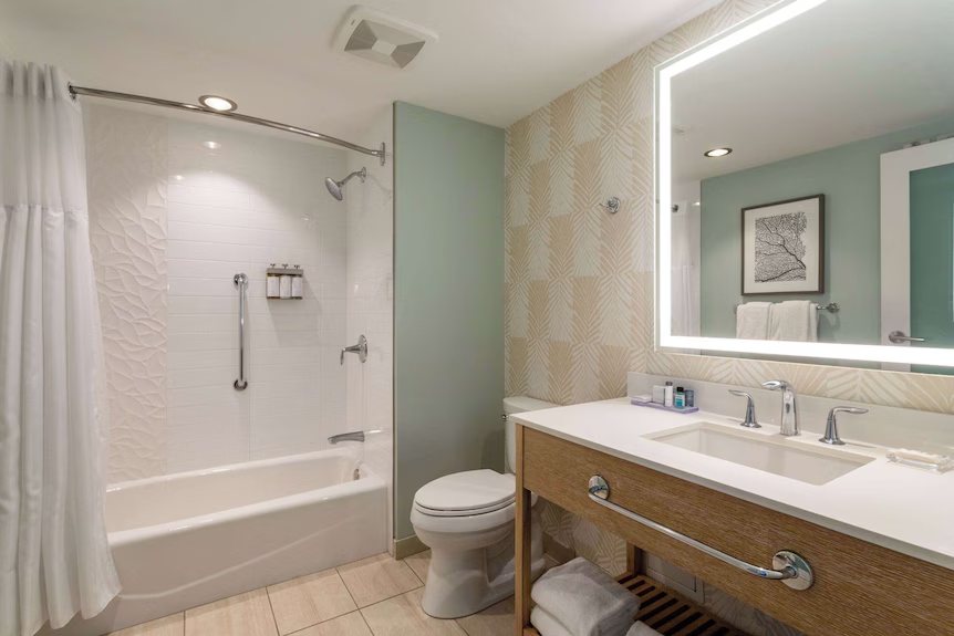 Days Inn by Wyndham Clearwater Gulf to Bay — Bathroom
