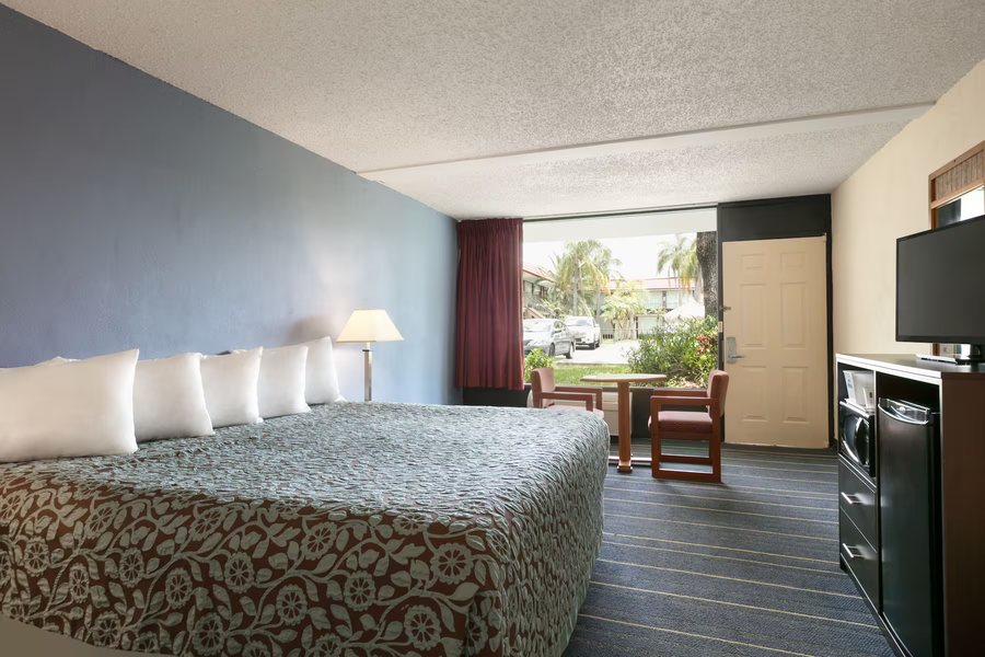 Days Inn by Wyndham Clearwater Gulf to Bay — Guest room