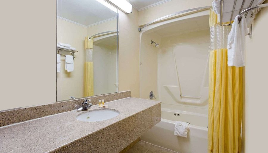 Days Inn By Wyndham Clinton — Bathroom