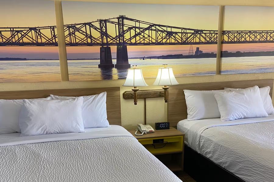 Days Inn By Wyndham Clinton — Guest room