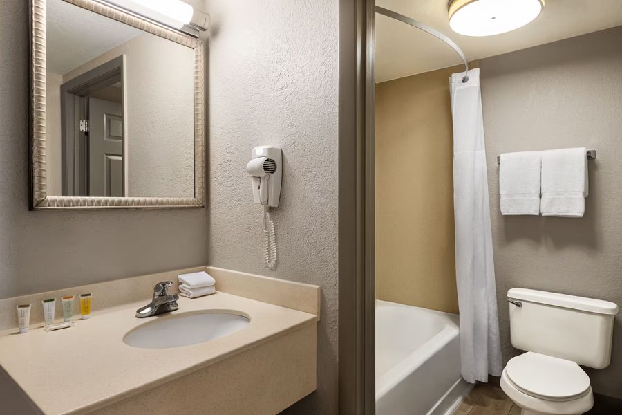 Days Inn by Wyndham Cocoa Cruiseport West at I 95 524 — Bathroom