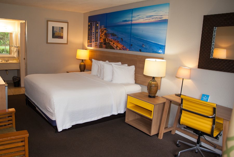 Days Inn by Wyndham Cocoa Cruiseport West at I 95 524 — Guest room