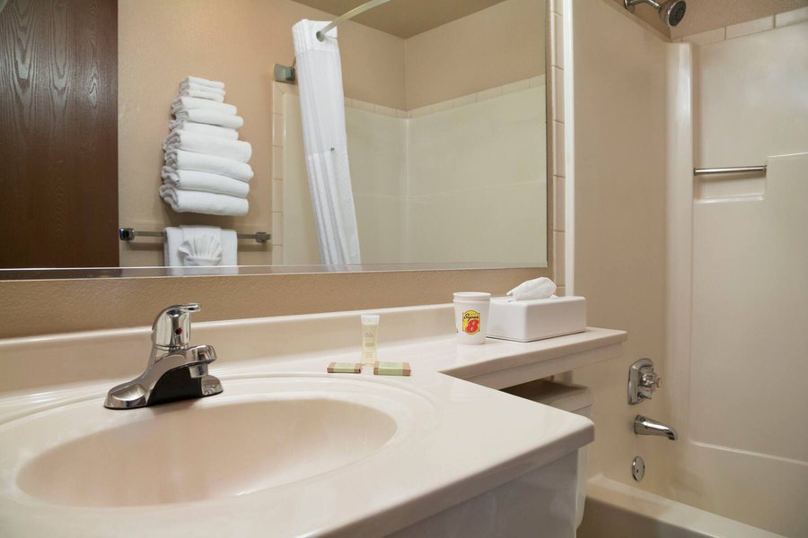 Days Inn By Wyndham Coeur D alene — Bathroom