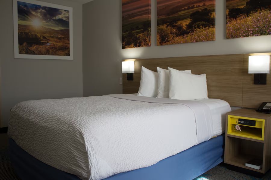 Days Inn by Wyndham Colby — Guest room