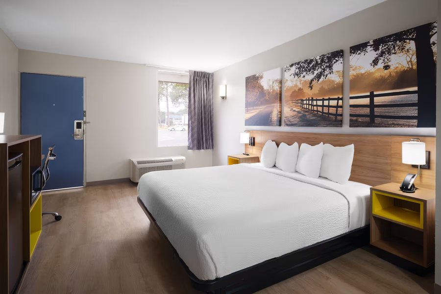 Days Inn By Wyndham Coliseum Montgomery AL — Guest room