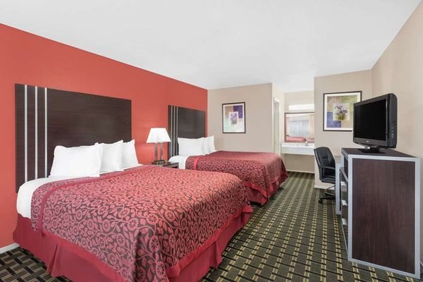 Days Inn by Wyndham College Station University Drive — Guest room
