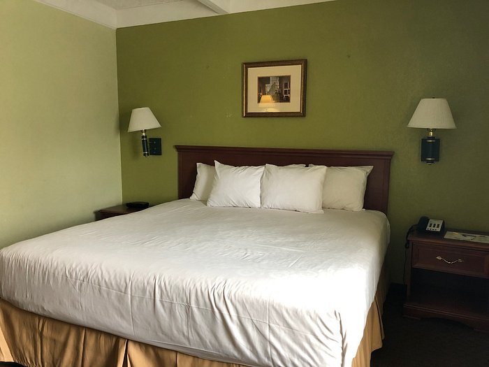 Days Inn by Wyndham Columbia I 70 — Guest room