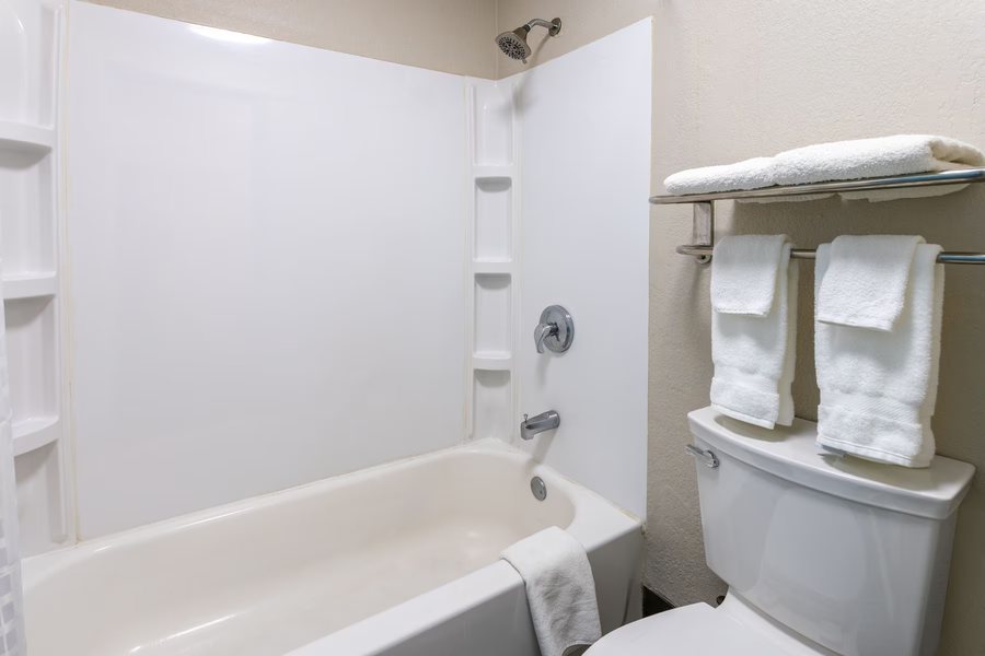 Days Inn by Wyndham Columbia Mall — Bathroom