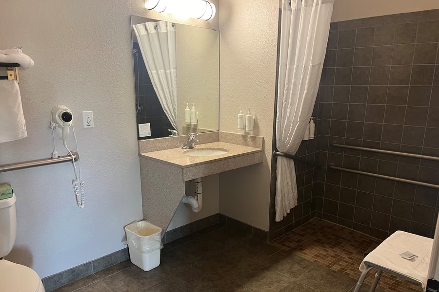 Days Inn by Wyndham Columbia NE Fort Jackson — Bathroom