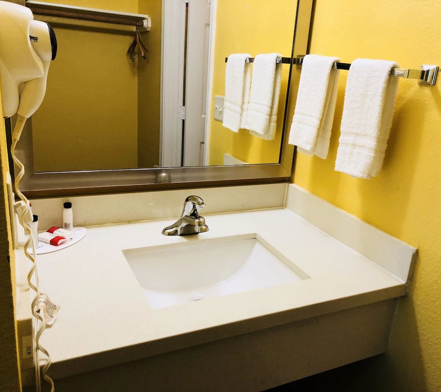 Days Inn by Wyndham Corpus Christi Beach — Bathroom