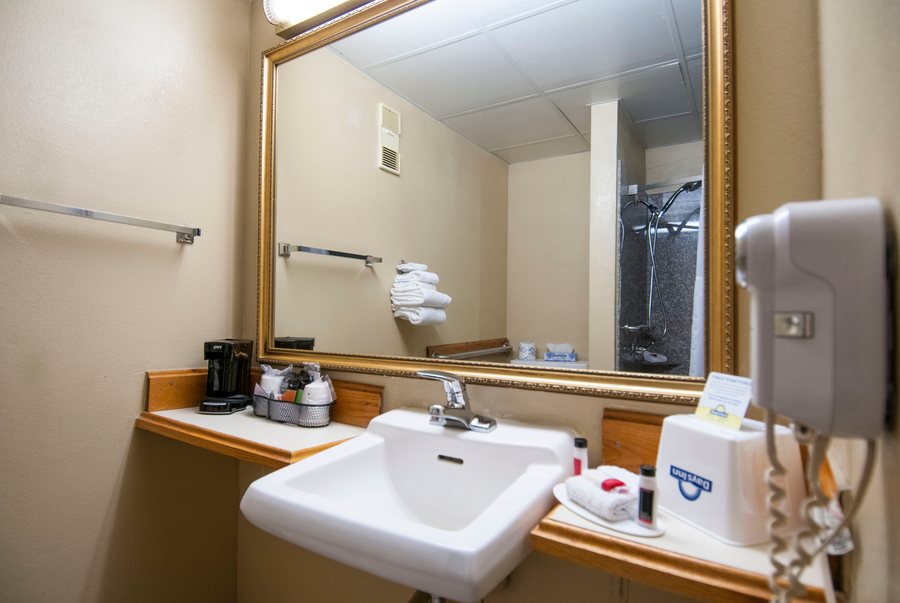 Days Inn by Wyndham Cullman — Bathroom