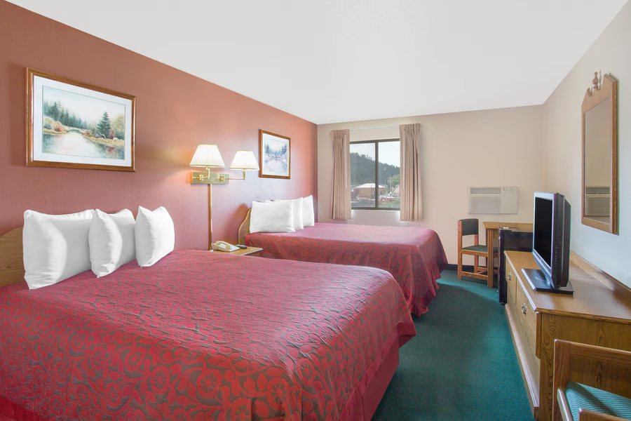 Days Inn by Wyndham Custer — Guest room