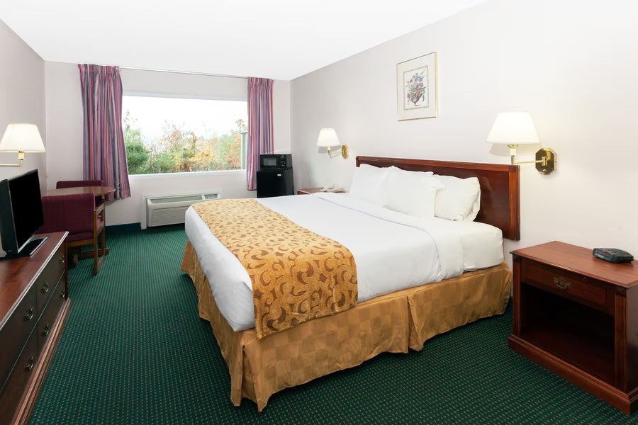 Days Inn by Wyndham Dahlonega — Guest room
