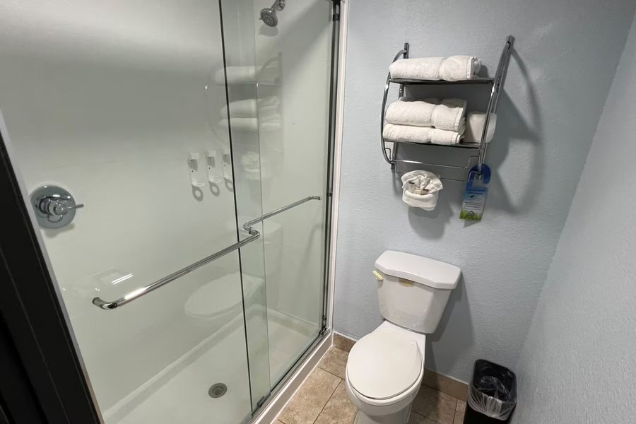 Days Inn By Wyndham Dalhart — Bathroom