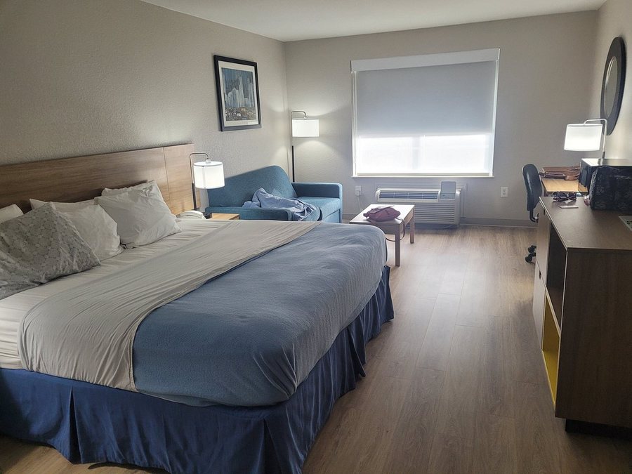 Days Inn by Wyndham Dallas Garland West — Guest room