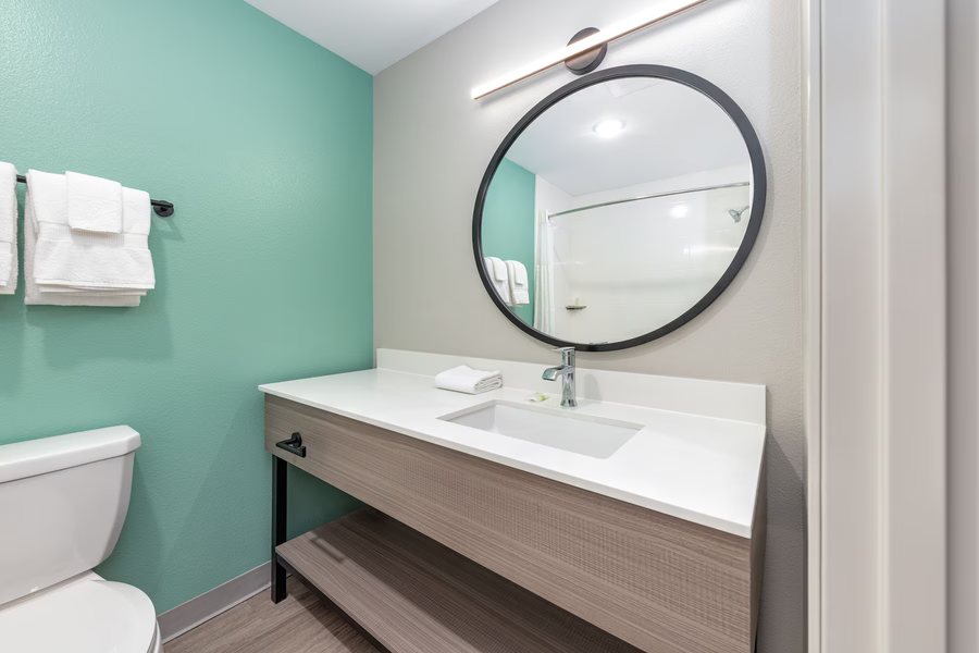 Days Inn by Wyndham Dallas Plano — Bathroom