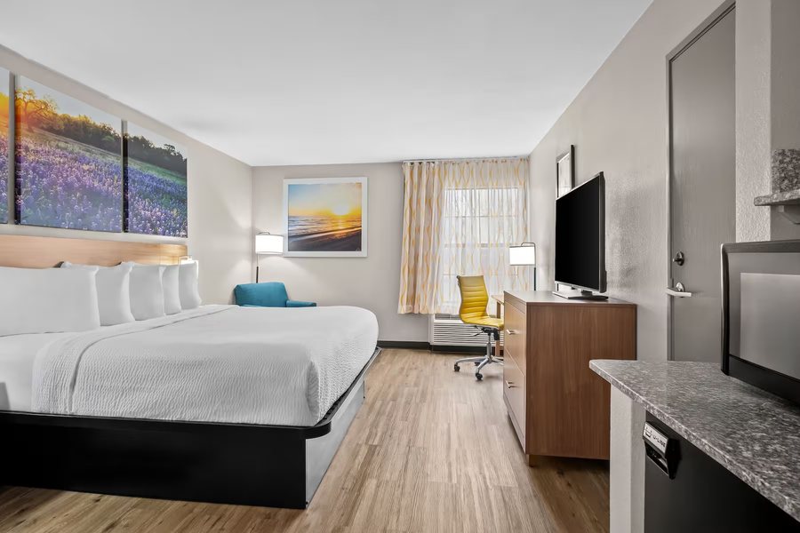 Days Inn by Wyndham Dallas Plano — Guest room