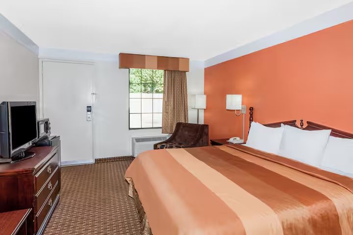 Days Inn by Wyndham Dalton — Guest room