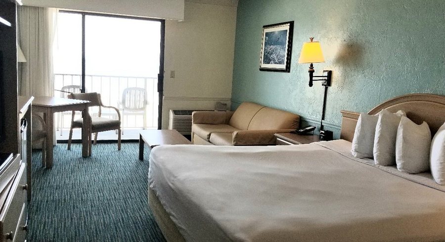 Days Inn by Wyndham Daytona Oceanfront — Guest room