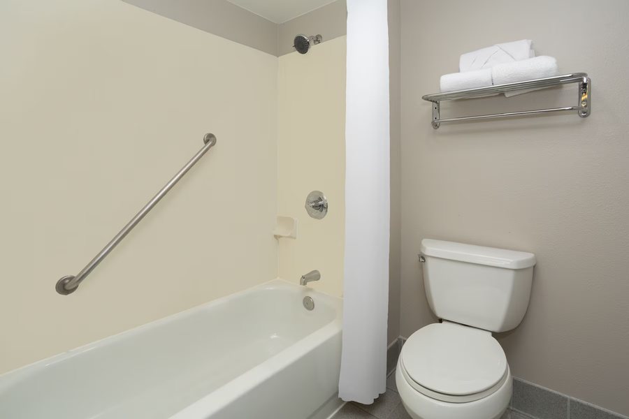 Days Inn by Wyndham Denver Downtown — Bathroom