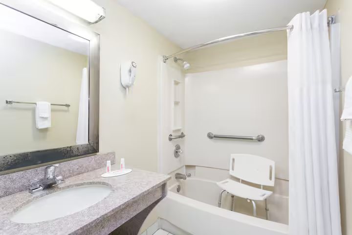 Days Inn by Wyndham Destin — Bathroom