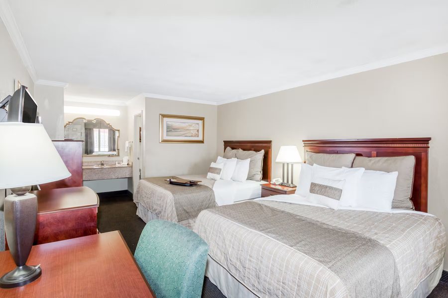 Days Inn by Wyndham Destin — Guest room