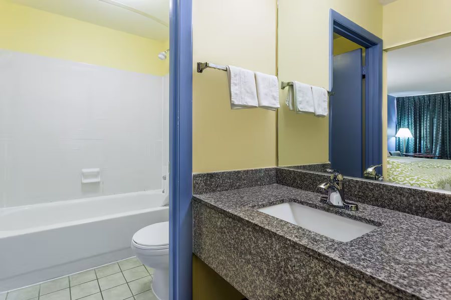 Days Inn by Wyndham Dickson — Bathroom