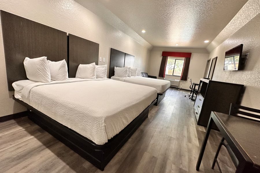 Days Inn by Wyndham Dickson — Guest room