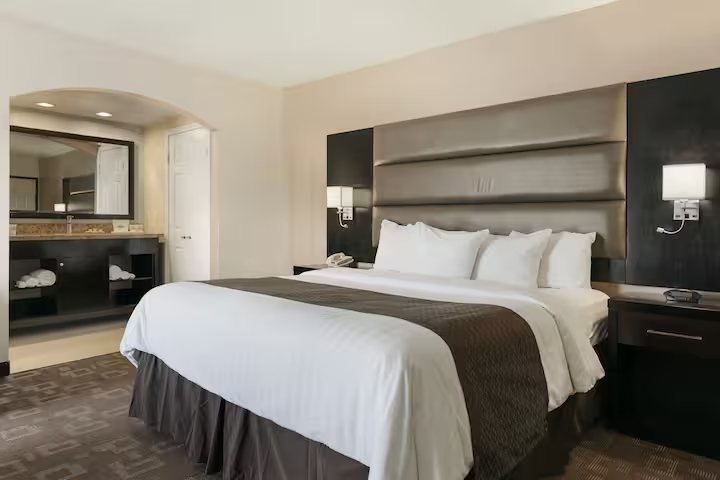 Days Inn by Wyndham Downey — Guest room