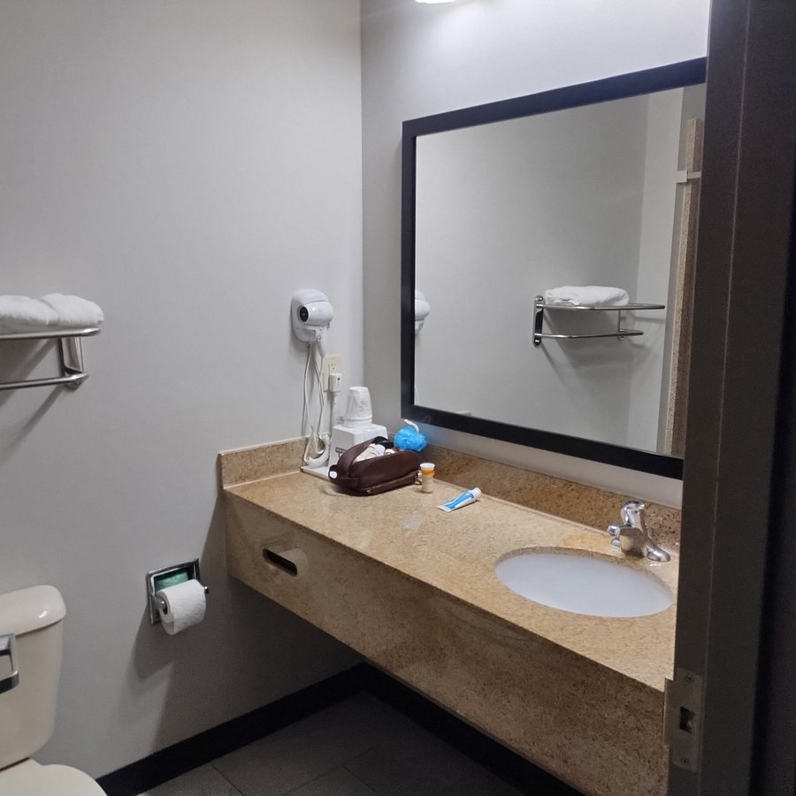 Days Inn by Wyndham Downtown St Louis — Bathroom