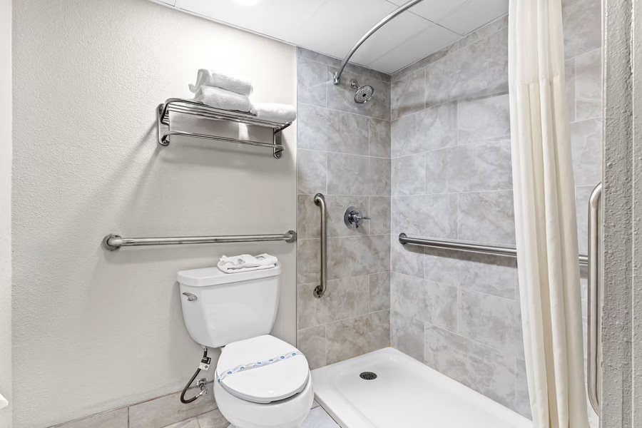 Days Inn by Wyndham Dublin GA — Bathroom