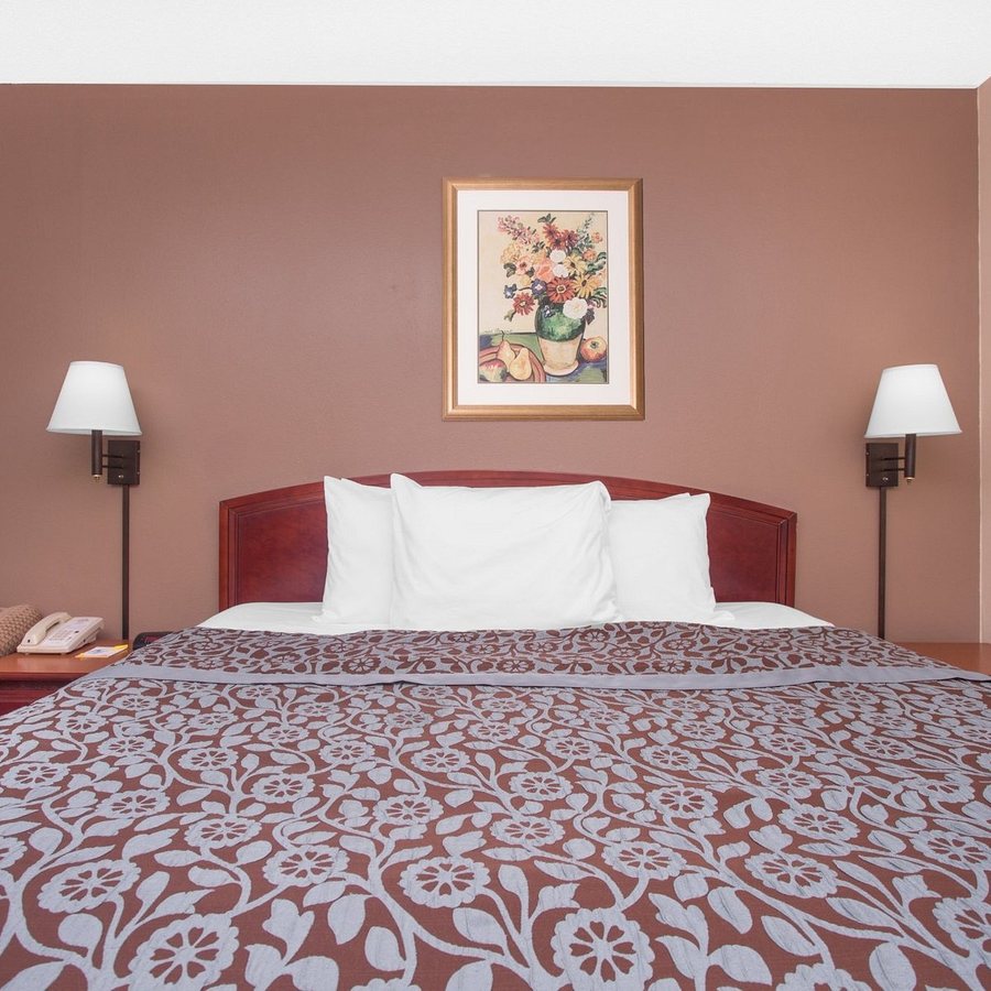 Days Inn by Wyndham Dublin GA — Guest room
