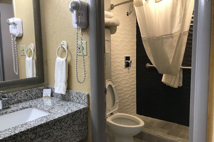 Days Inn by Wyndham Durham Near Duke University — Bathroom