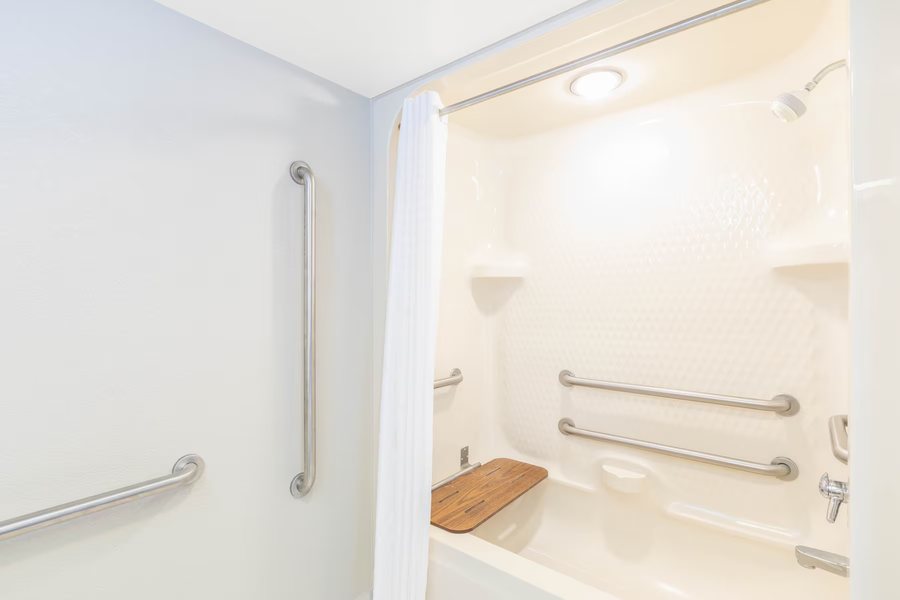 Days Inn by Wyndham Eagan Minnesota near Mall of America — Bathroom