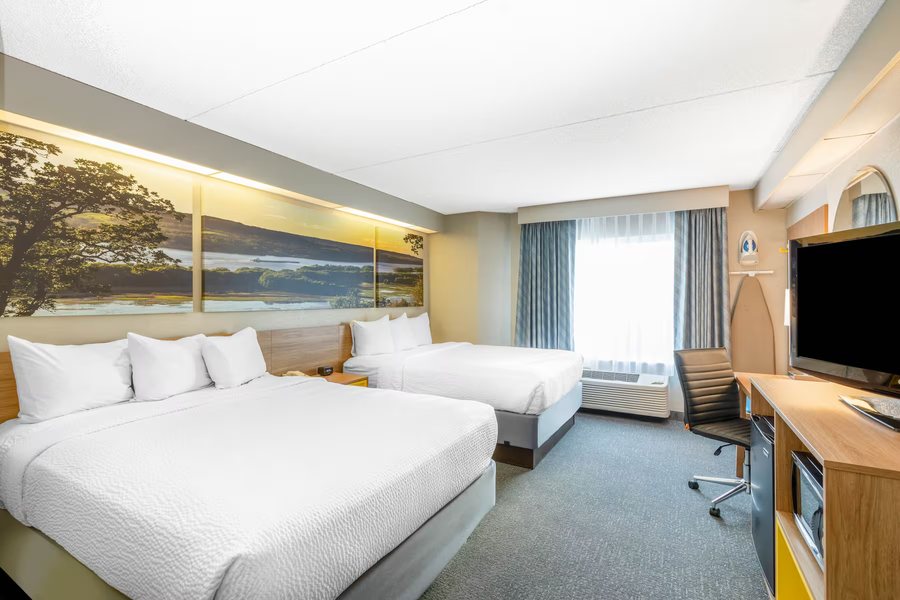 Days Inn by Wyndham Eagan Minnesota near Mall of America — Guest room