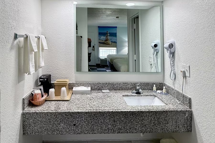Days Inn by Wyndham Eglin AFB — Bathroom