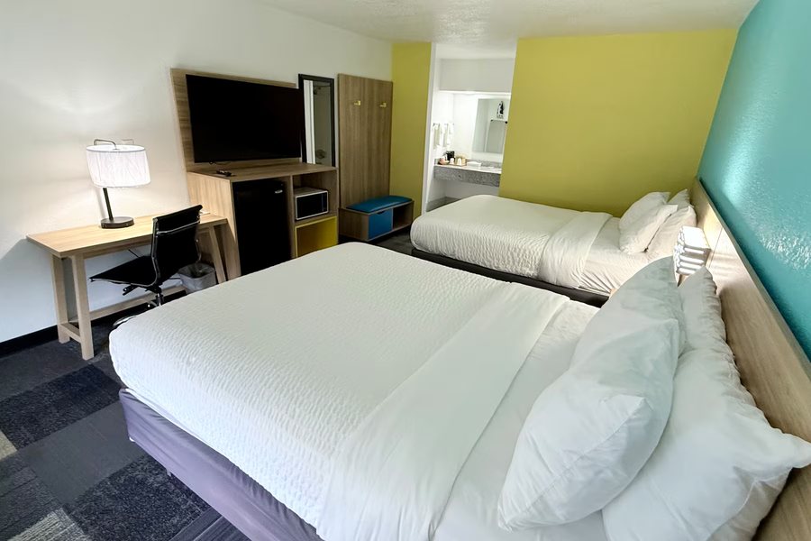 Days Inn by Wyndham Eglin AFB — Guest room