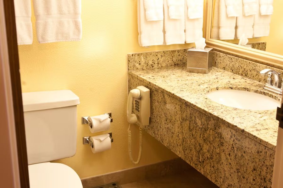 Days Inn by Wyndham El Paso Airport East — Bathroom